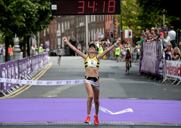 Lizzie Lee wins the 2018 VHI Women's Mini-Marathon in 34:18