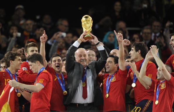 Spain's coach Vicente Del Bosque holds t