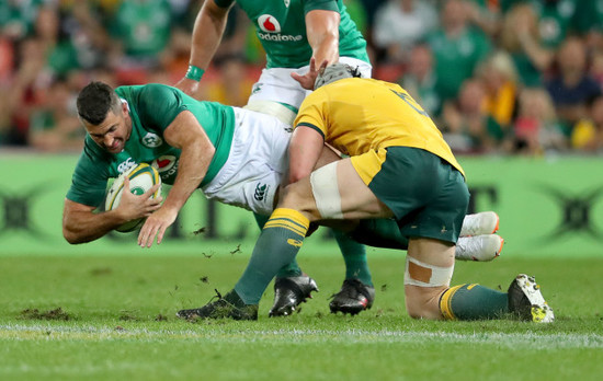 Rob Kearney tackled by David Pocock