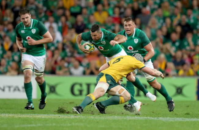 Rob Kearney tackled by David Pocock