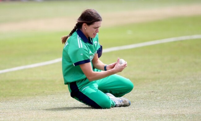 Jess Watkins is caught by Rachel Delaney from a Gaby Lewis bowl