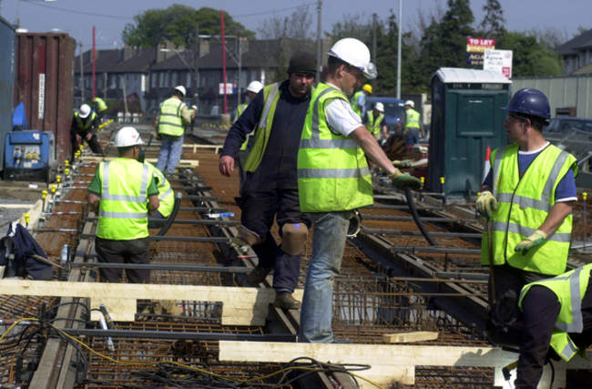 LUAS LIGHT RAIL PROJECTS CONSTRUCTION INDUSTRY WORKERS WORK RAILWAYS INDUSTRY IN IRELAND PUBLIC TRANSPORT TRAFFIC CHAOS DISRUPTION DUBLIN CITY SCENES DAMAGE TO SMALL BUSINESS HARD HATS