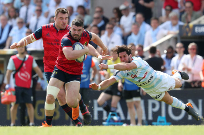 Munster's Sammy Arnold supported by Niall Scannell goes past Racing 92&rsquo;s Maxime Machenaud