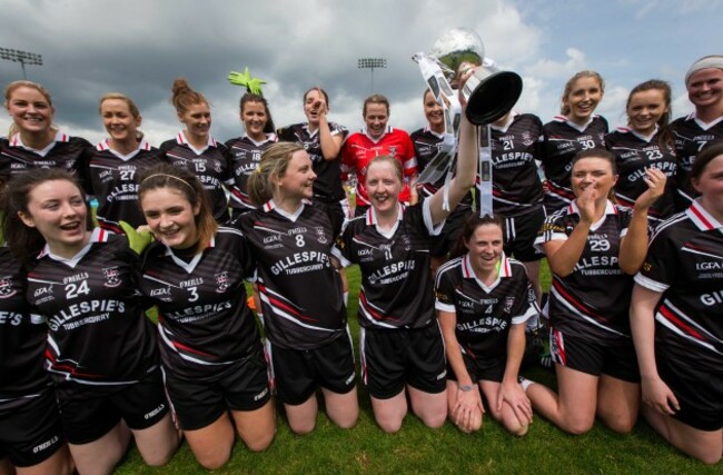 Stephaine O'Reilly celebrates with the trophy and her teammates