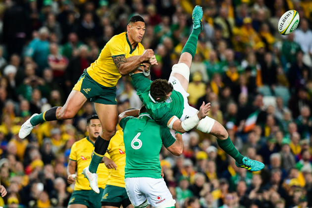 Israel Folau and Peter O'Mahony contest a restart