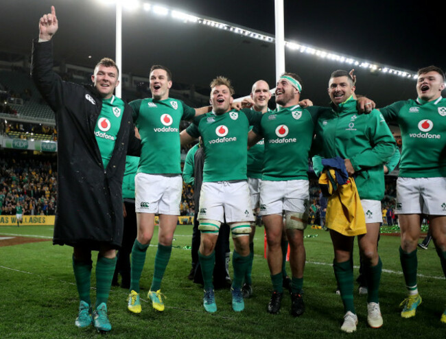 Peter O'Mahony, Johnny Sexton, Jordi Murphy, Devin Toner, Rob Herring, Rob Kearney and Jacob Stockdale celebrate after the game