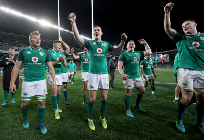 Jordi Murphy, Jacob Stockdale, Johnny Sexton, Tadhg Furlong and James Ryan celebrate after the game