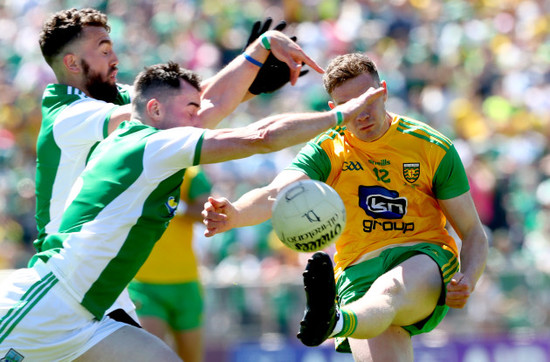 James McFadden and Barry Mulroe block Ciaran Thompson