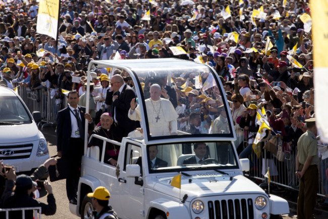 Chile: Pope Francis Greets the Crowd in Temuco