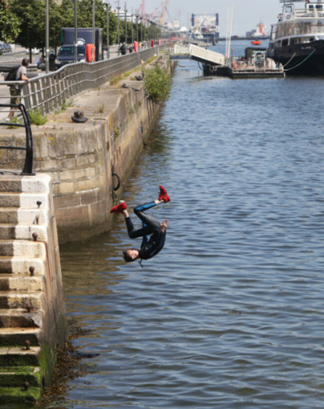 0993 Sunny weather_90548212