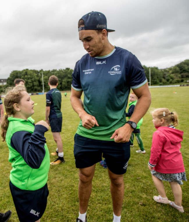 Ultan Dillane signs autographs