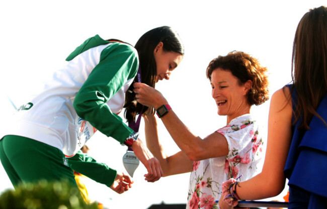 Sophie O'Sullivan is presented with her silver medal by her mother Sonia O'Sullivan