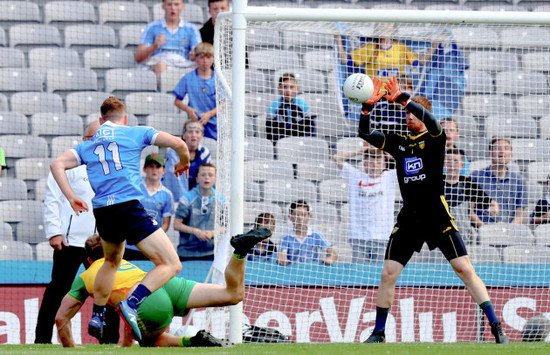 Shaun Patton saves from Con O'Callaghan