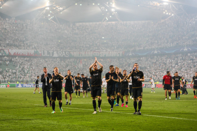 Dundalk players thank fans after the game