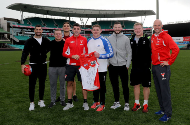 Rob Kearney, Sean Cronin, Quinn Roux, Tadhg Furlong, Robbie Henshaw and John Ryan with Tadhg Kennelly and Colin O'Riordan