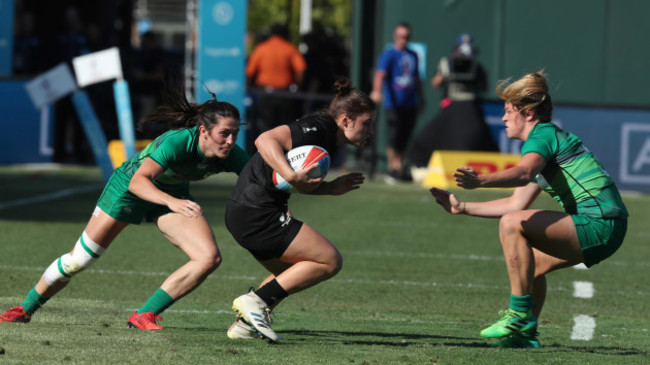 New Zealand's Michaela Blyde is tackled by Ireland&rsquo;s Amee Leigh Murphy Crowe and Stacey Flood