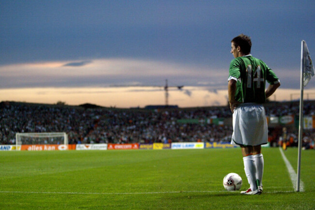 Liam Miller prepares to take a corner