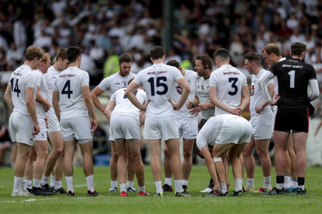 Cian O'Neill talks to his players