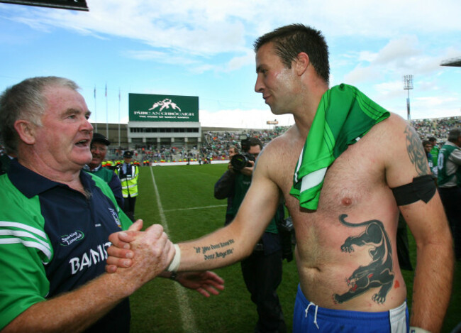 Richie Bennis shakes hands with Dan Shanahan