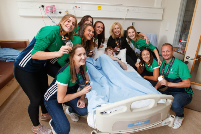 Members of the Ireland Women's hockey team with Sean Og Nash