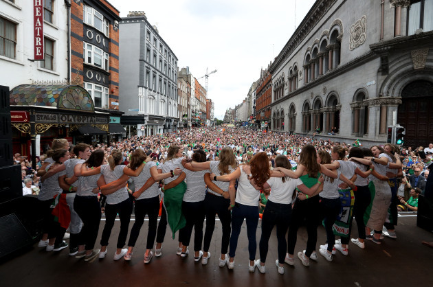 The Ireland team celebrate on stage 6/8/2018