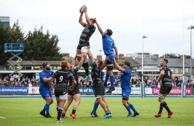 Will Witty wins a line out ahead of Scott Fardy