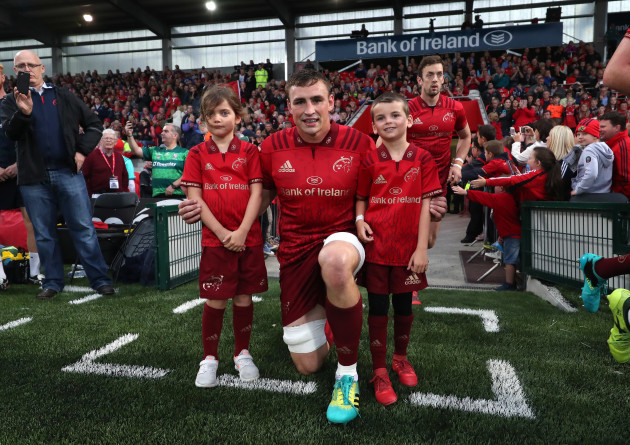 Munster's Tommy O'Donnell with mascots Cludia and Zac