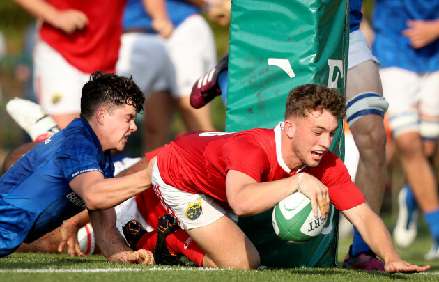 Harry O'Riordan scores a try