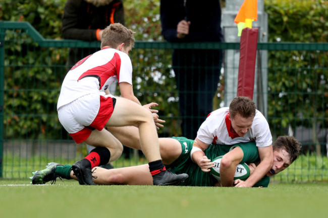 Michael McKeown Boyle scores a try