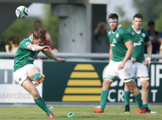 Tomas Quinlan kicks a penalty