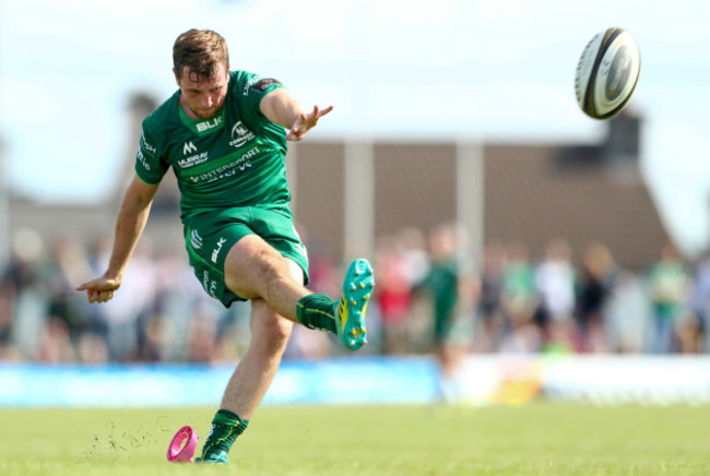 Jack Carty kicks a penalty