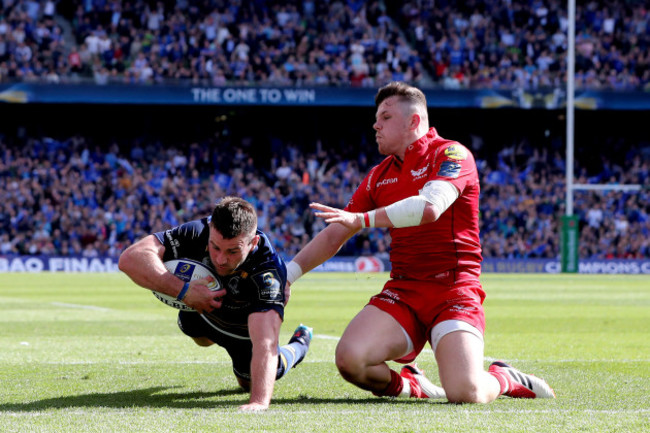 Fergus McFadden scores a try despite the efforts of Steff Evans