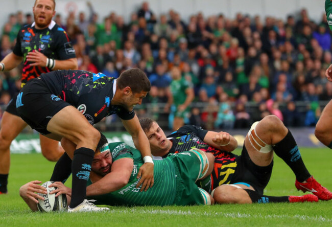 Paul Boyle scores a try