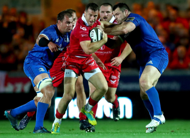 Rhys Ruddock and Cian Healy tackle Gareth Davies