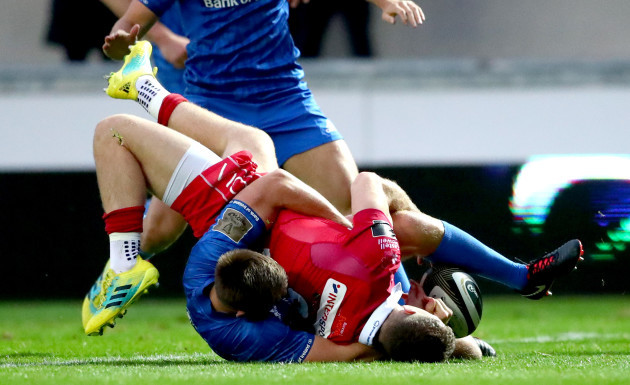 Ross Byrne prevents Gareth Davies from scoring a try