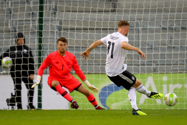 Cedric Teuchert scores a penalty