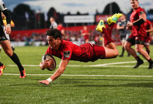 Joey Carbery scores a try