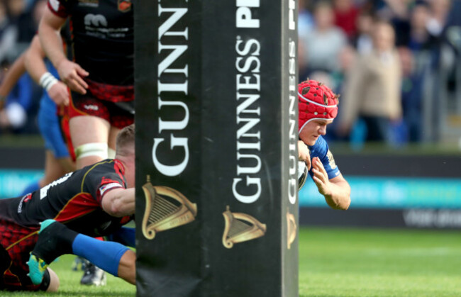 Josh van der Flier scores a try despite Jack Dixon