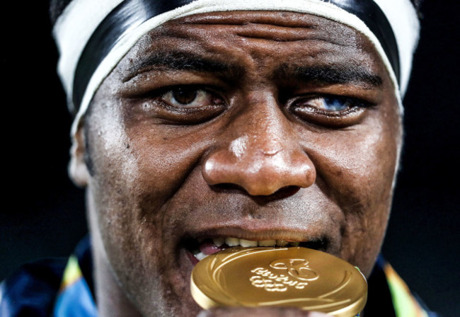 Ro Dakuwaqa celebrates with his gold medal