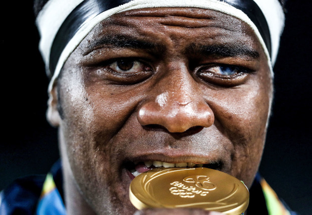 Ro Dakuwaqa celebrates with his gold medal