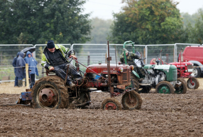 ploughing 475_90554486