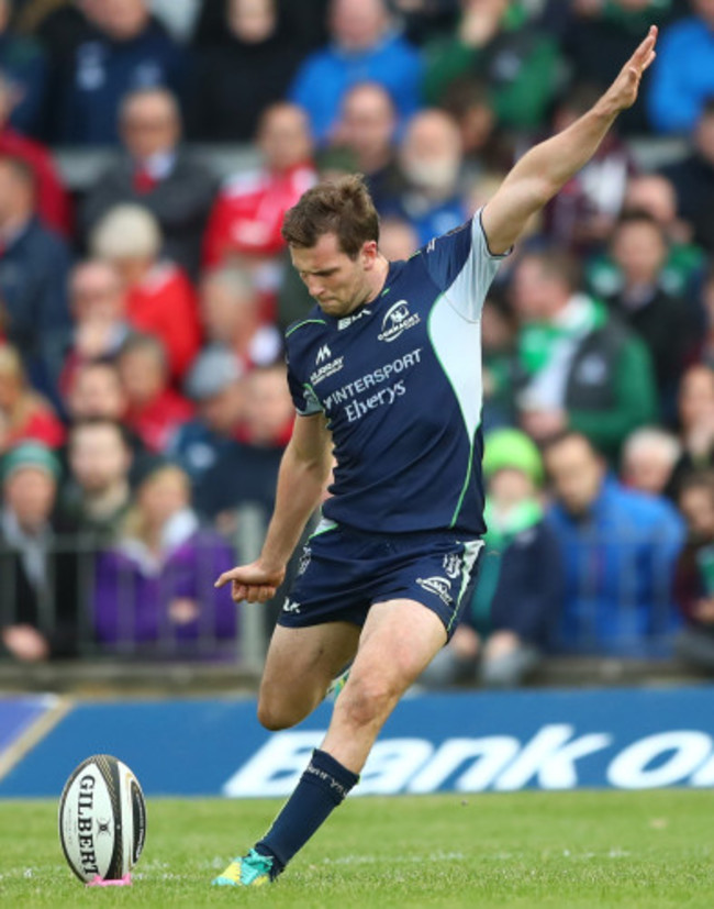 Jack Carty kicks a penalty