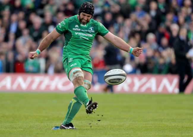 John Muldoon kicks a conversion