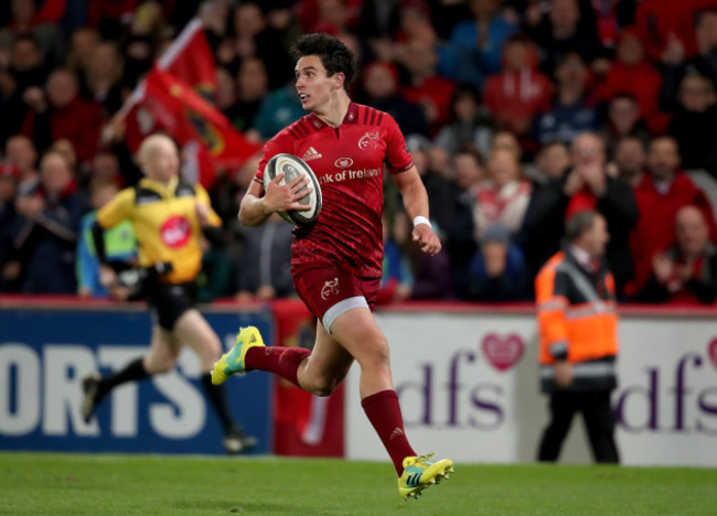 Joey Carbery on his way to scoring a try
