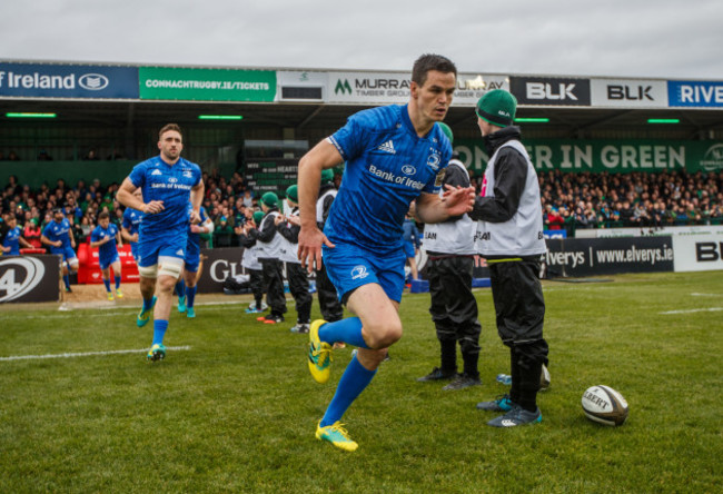 Johnny Sexton takes to the field
