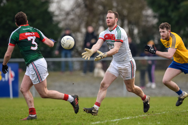 Rob Hennelly hand passes to Caolan Crowe
