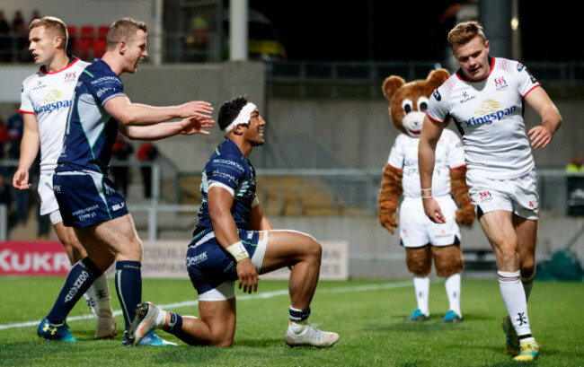 Matt Healy and Bundee Aki celebrate a late try