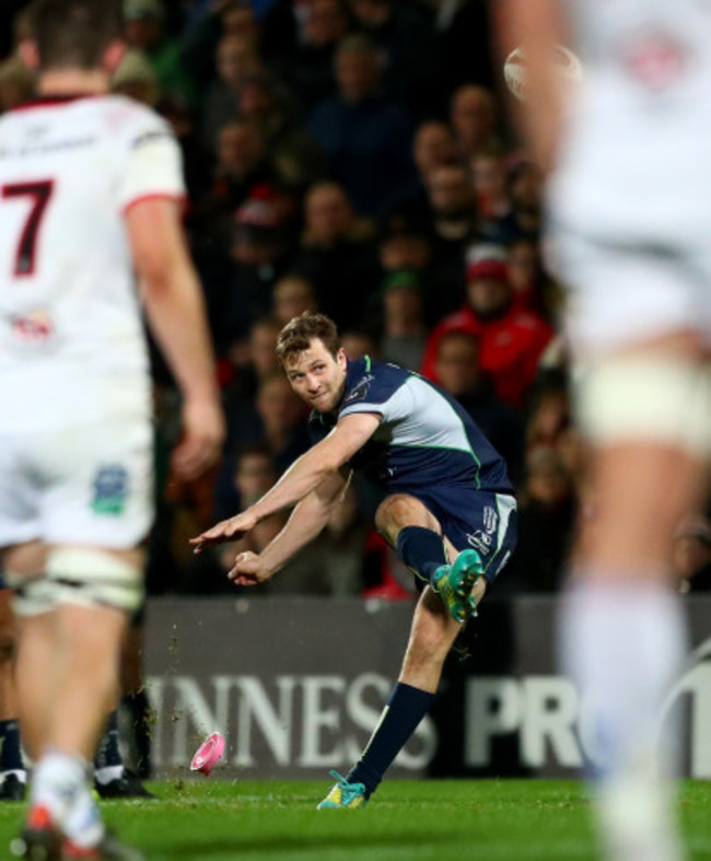 Jack Carty kicks a penalty