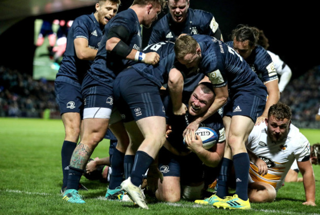 Jack McGrath celebrates scoring their eighth try with teammates 12/10/2018