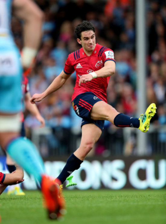 Joey Carbery kicks a penalty